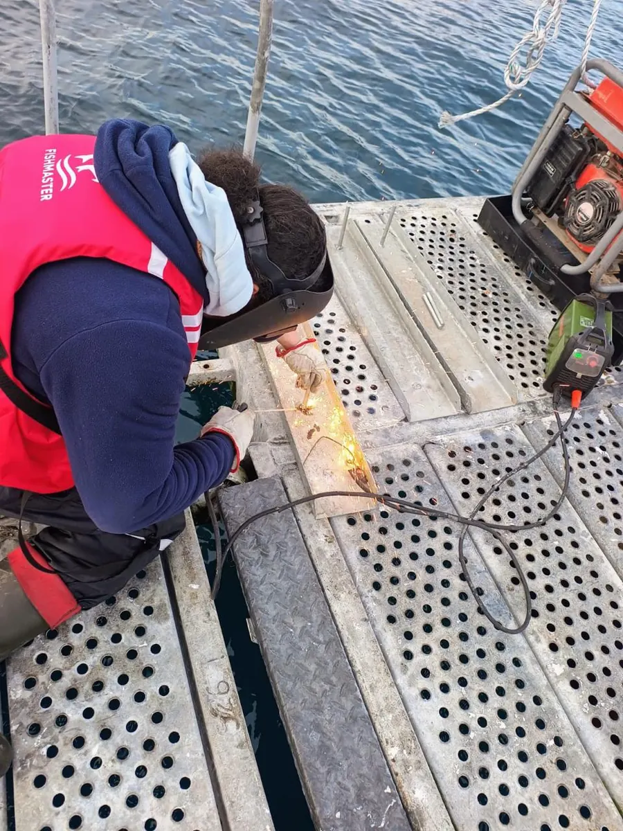 Técnico soldando sobre una plataforma flotante